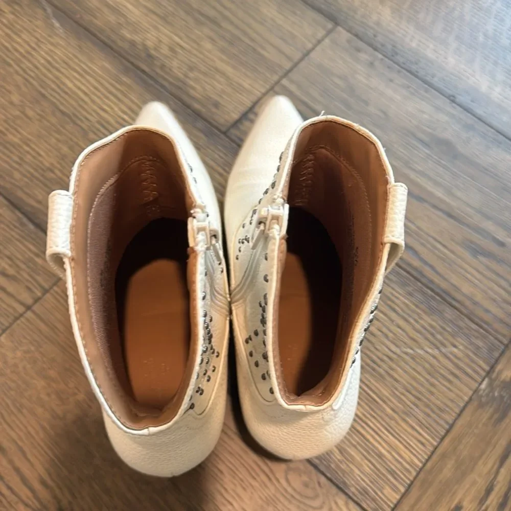 Universal Thread Women's White and Cream Boots 6.5 - Picture 5 of 8